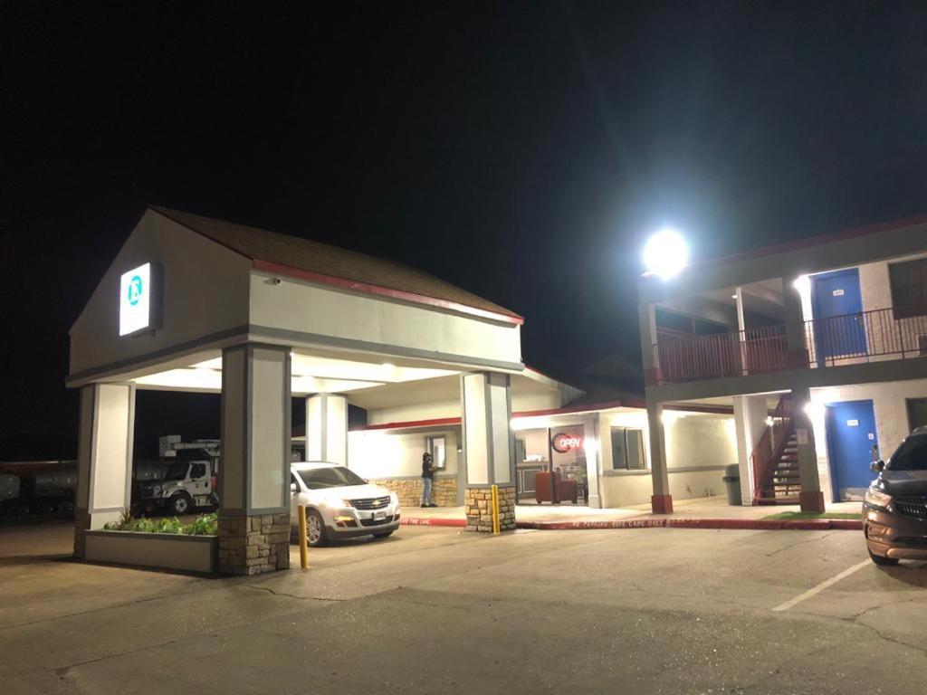 Executive Inn & Suites Beaumont Bagian luar foto